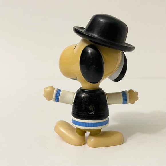Snoopy World Tour Romania Figure Toy - Picture 4 of 12